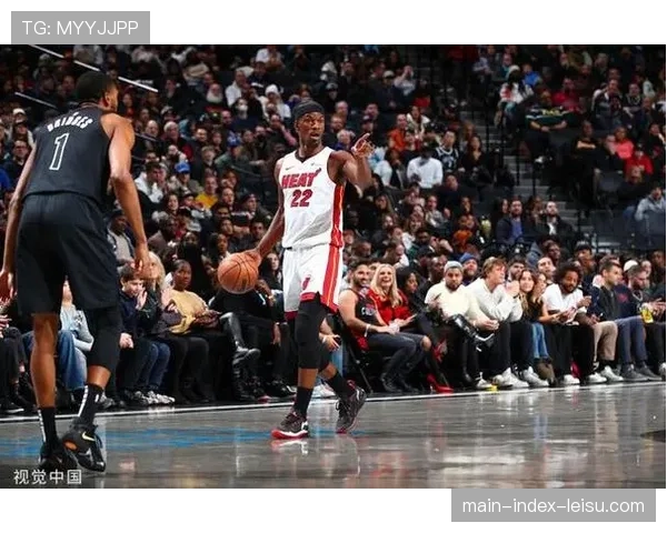 突发:热火核心巴特勒在一次上篮后落地不稳,在队友搀扶下返回更衣室。